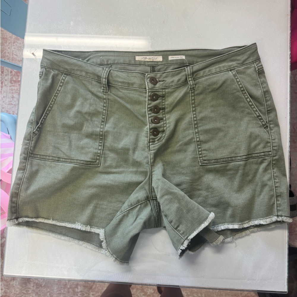 A beautiful soul size 14 front pocket high waisted shorts